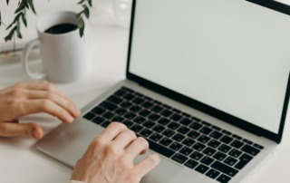 info online (c) Foto von cottonbro von Pexels