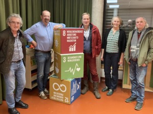 Menschen stehen um Wertewürfel