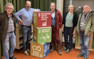 Menschen stehen um Wertewürfel